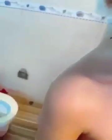 Cho em họ bú cu khi tắm chung