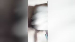 Bé học sinh và sở thích nghịch cái lồn rậm lông trong phòng bị anh trai phát hiện