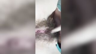 Bé học sinh và sở thích nghịch cái lồn rậm lông trong phòng bị anh trai phát hiện