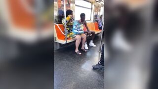 "Bé bự" bú tí "mẹ" trên tàu điện ngầm người mẹ nổi cơn tam bành khi có người nhắc nhở