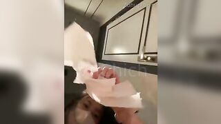 E gái xinh lén thủ dâm trên tàu du lịch bị nhân viên phát hiện