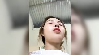 E gái sâý tóc cho khách mà nhét toy vào lồn nứng quá phải vào wc thủ dâm bắn nước