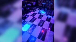 Thác loạn tập thể trong quán karaoke, e nhân viên bị 2 thg hiếp dâm ngay trên bàn