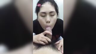 Em bắt cởi quần cho em vọc vòn hỏi chất gì màu trắng chảy ra ở chim anh