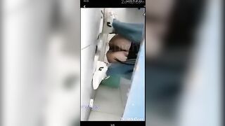 Quay lén e học sinh đi đái bị e liếc mắt phát hiện gào ầm lên và cái kết