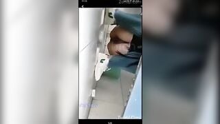 Quay lén e học sinh đi đái bị e liếc mắt phát hiện gào ầm lên và cái kết