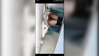 Quay lén e học sinh đi đái bị e liếc mắt phát hiện gào ầm lên và cái kết