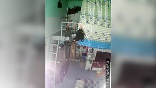 Đang tắm mà bị hở điện e gái khỏa thân chạy ra thế là bị thg a địt