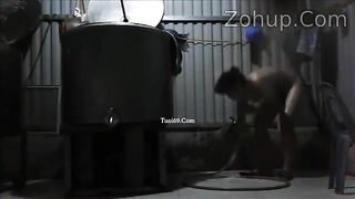 quay lén e gái nhà nghèo tắm giếng vú to lồn múp siêu kích thích