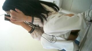Quay Lén Sinh Viên Vào Toilet Coi Phim Sex Thủ Dâm 2