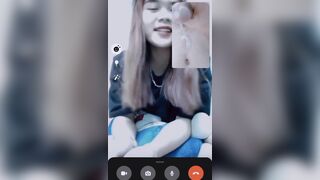 Em ấy bớt ngờ khi đang nói chuyện mà anh ấy quay xuống dưới súc ra nước