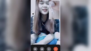 Em ấy bớt ngờ khi đang nói chuyện mà anh ấy quay xuống dưới súc ra nước