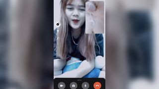Em ấy bớt ngờ khi đang nói chuyện mà anh ấy quay xuống dưới súc ra nước