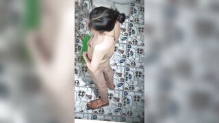 Quay lén chị hàng xóm tắm p2