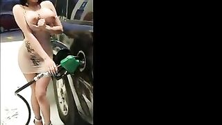 Show hàng cho mọi người ở trạm xăng