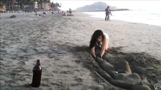 Gái trẻ bị người lạ xuất lên người khi chơi đùa ở bãi biển
