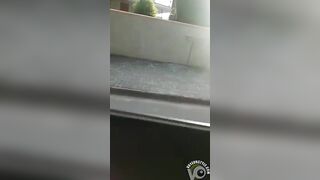 Người phụ nữ say rượu show lồn giữa đường phố