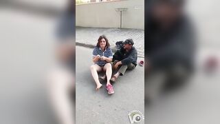 Người phụ nữ say rượu show lồn giữa đường phố