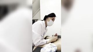 Bác sĩ lấy tinh trùng giúp bệnh nhân