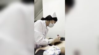 Bác sĩ lấy tinh trùng giúp bệnh nhân