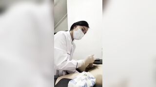 Bác sĩ lấy tinh trùng giúp bệnh nhân