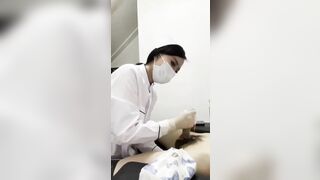 Bác sĩ lấy tinh trùng giúp bệnh nhân