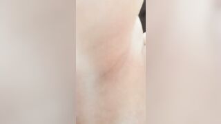 Đi dạo xung quanh với cái máy rung ở trong lồn ...