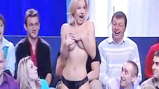 Cô gái bị tụt váy trên sóng truyền hình