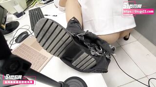 Em kế toán bị trưởng phòng dí khi đang làm việc