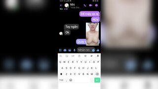 lè lưỡi ra anh ra lệnh cho em