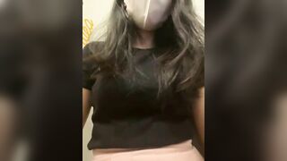 Em nhân viên quán trà sữa móc lồn rồi đái vào cốc cho khách uống