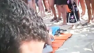 Public bãi biển vừa đụ chồng vừa bú cu thằng đa đen dưới sự chứng kiến của người lạ