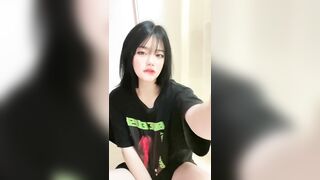 con nhỏ 2 ka 11 nè, nhìn mặt ghét ghê!