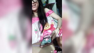 Đang nghịch điện thoại thì bị thg bạn lén bóp vú, t sờ tý thôi ai ngờ bị đè ra hiếp