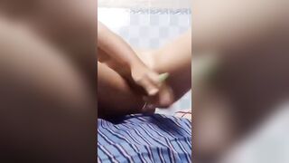 em dùng bàn chải để thủ