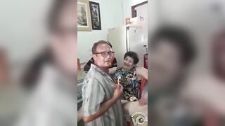 Cạo lông lồn cho con điếm già