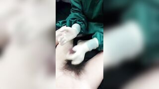 Y tá lấy tinh trùng giúp bệnh nhân