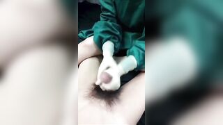 Y tá lấy tinh trùng giúp bệnh nhân