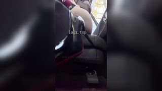 Người Đẹp giày cao gót và tất đen trên xe show hàng thủ dâm