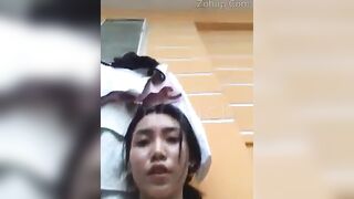 Show lon public đút toy vào lồn sữa chảy lênh láng ở ghế đá công viên