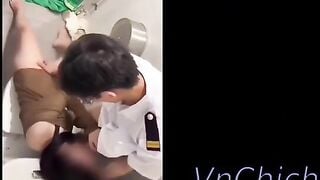 Full clip e gái bị hiếp dâm tập thể trong toilet thay nhau hiếp dâm