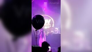 E gái Việt nhảy thoát y trong bar nứng quá thủ dâm bắn nước vào mặt khách