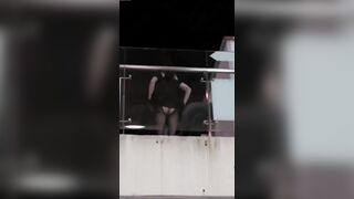 không mặc sờ lít đi bộ giữa đêm khuya!!!