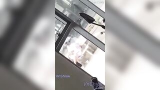 Vl 2 e học sinh cấp 3 lén mò hàu dưới sân trường bị Giám thị bắt được