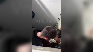 Quay lén 2 e học sinh đi tham quan lén vào toilet chsbpublic xuất trong