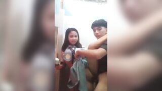 2 e học sinh trốn vào wc địt nhau