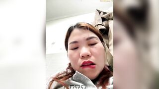 Emily 9xx thủ dâm trong tolet bắn nước tung tóe 4