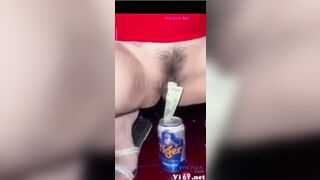 Mấy a gái ở quán bar nhận tiền tip bằng lồn r đái vào cốc cho khách siêu dâm