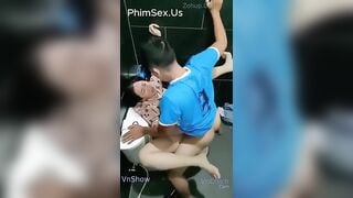 Quay lén cô giáo chiều e học sinh lén vào wc địt nhau rên cực to