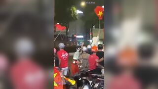 Tổng hợp các clip gái xinh đi bão vạch lồn show vú trên đường